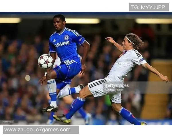 用足球球星的名字串联成一首充满节奏感与欢笑的独特歌曲